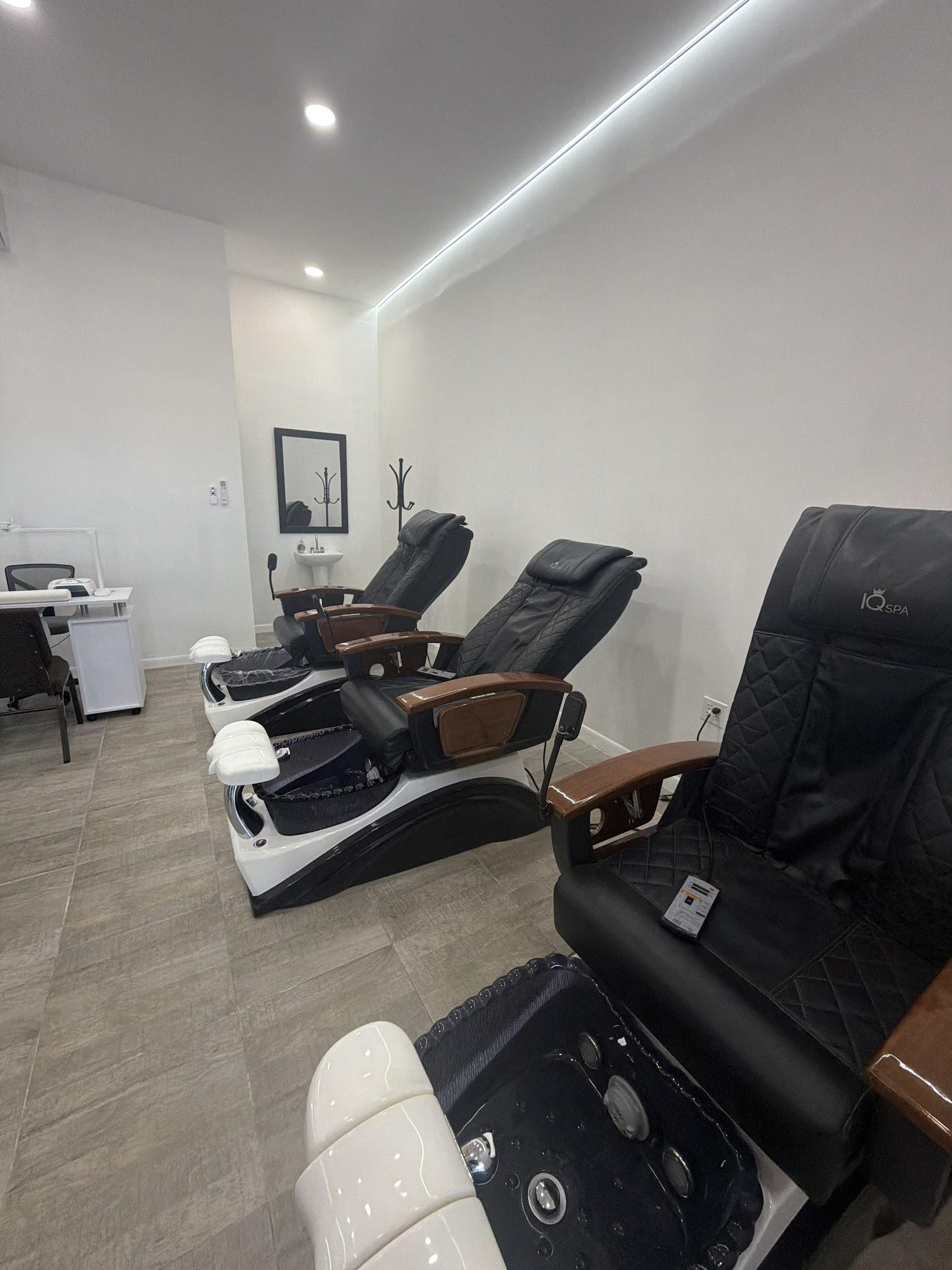 Fila de sillones de pedicure spa de piel negra con brazos de madera