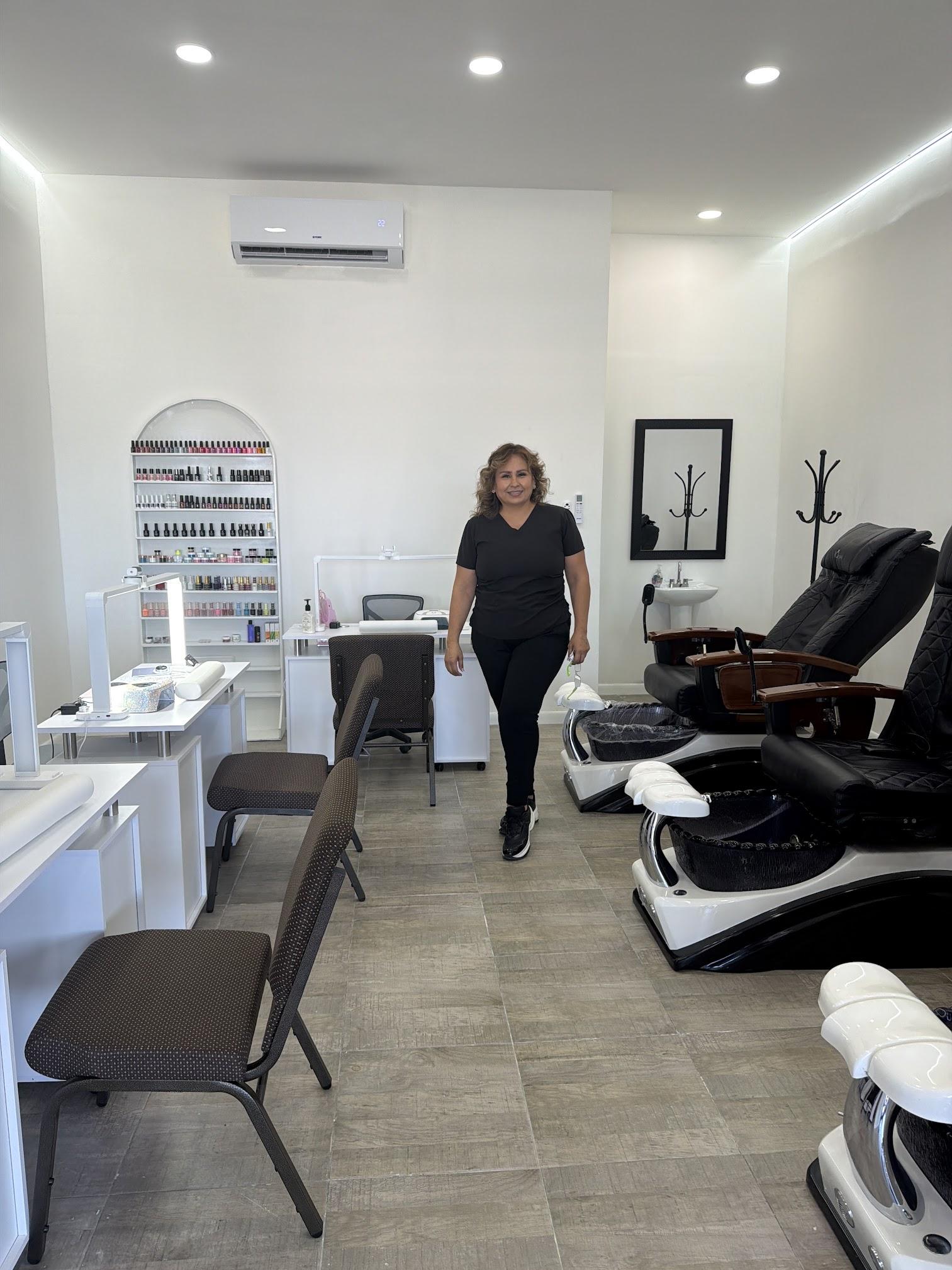 Interior del salón MG Glamor Nails con estaciones de manicure, sillones de pedicure y su equipo