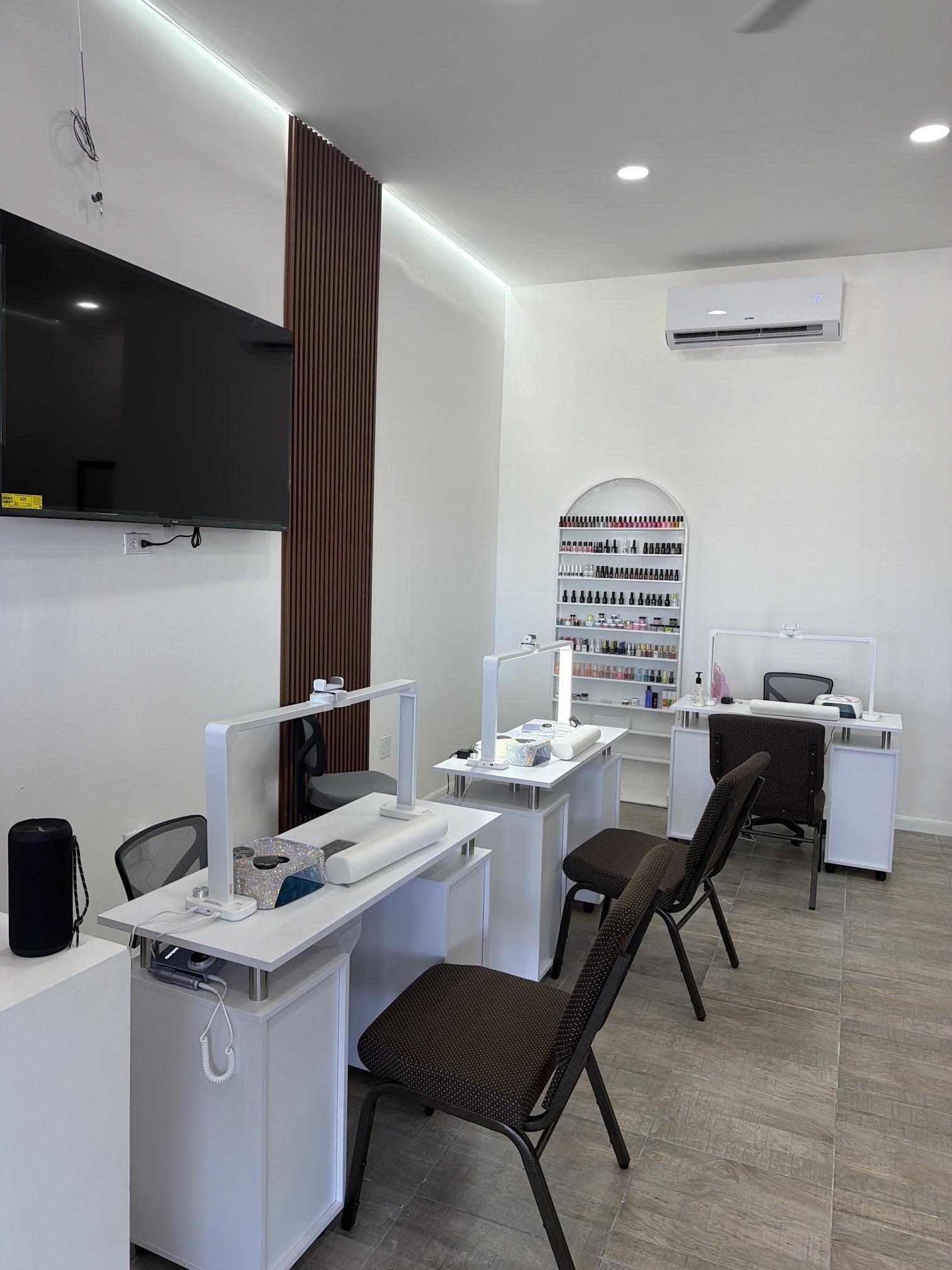 Estaciones de manicure blancas con lámparas LED en MG Glamor Nails